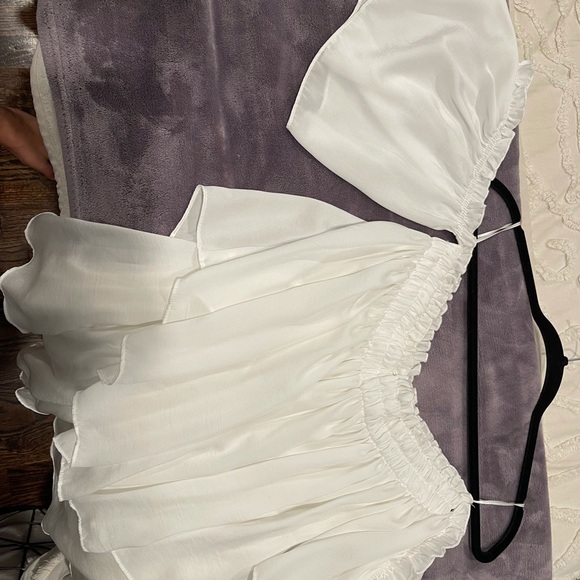 White off the shoulder romper shorts short sleeves - Picture 2 of 2